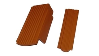 Pri zareznem strešniku se za izdelavo zaključka uporabijo krajniki v velikosti osnovnega strešnika in za oblikovanje polovičnega zamika se uporabijo dvozarezni polovični strešniki. 